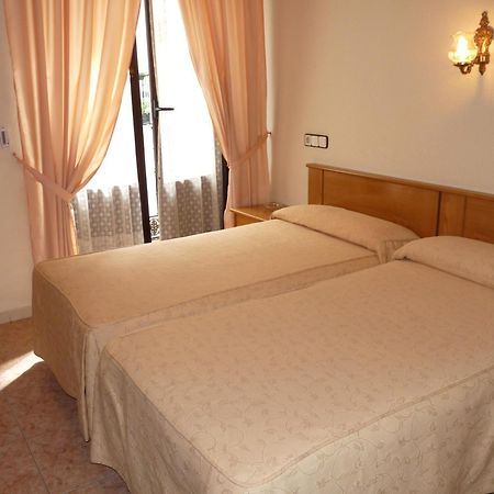 Hostal Fernandez Madrid Bagian luar foto