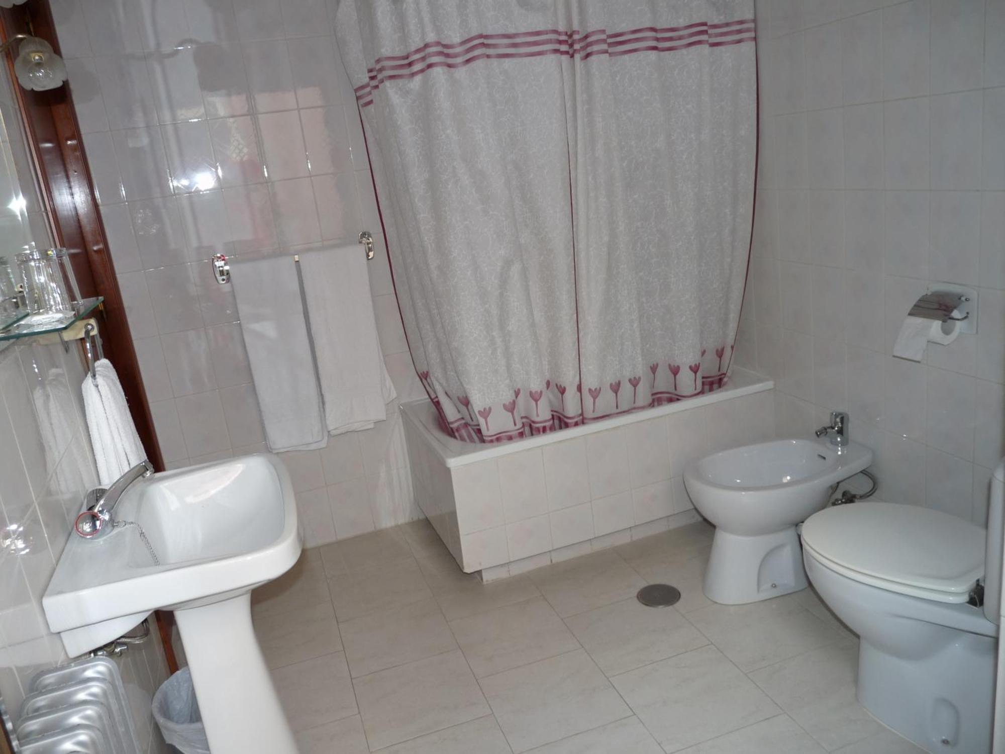 Hostal Fernandez Madrid Bagian luar foto