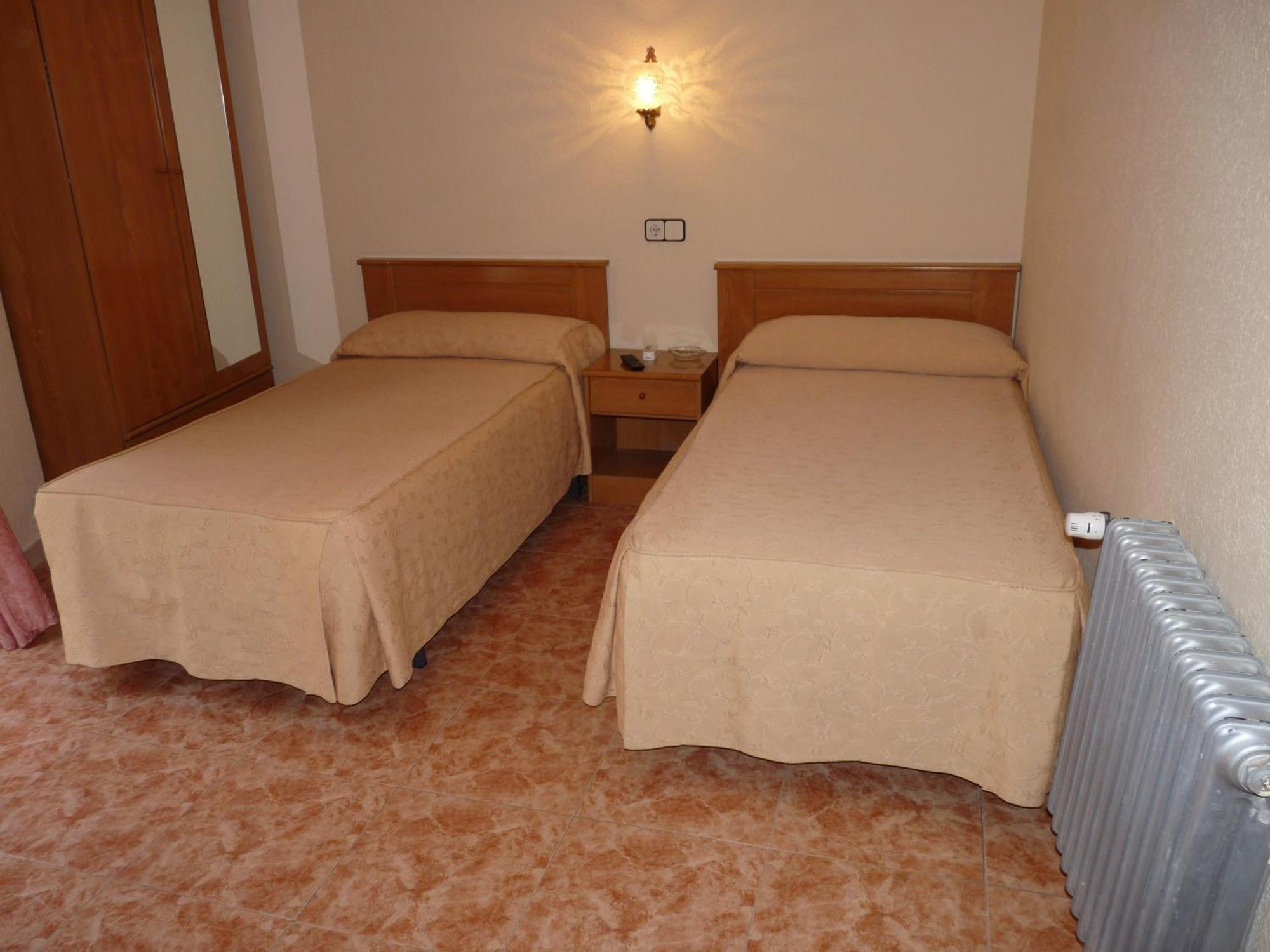 Hostal Fernandez Madrid Bagian luar foto
