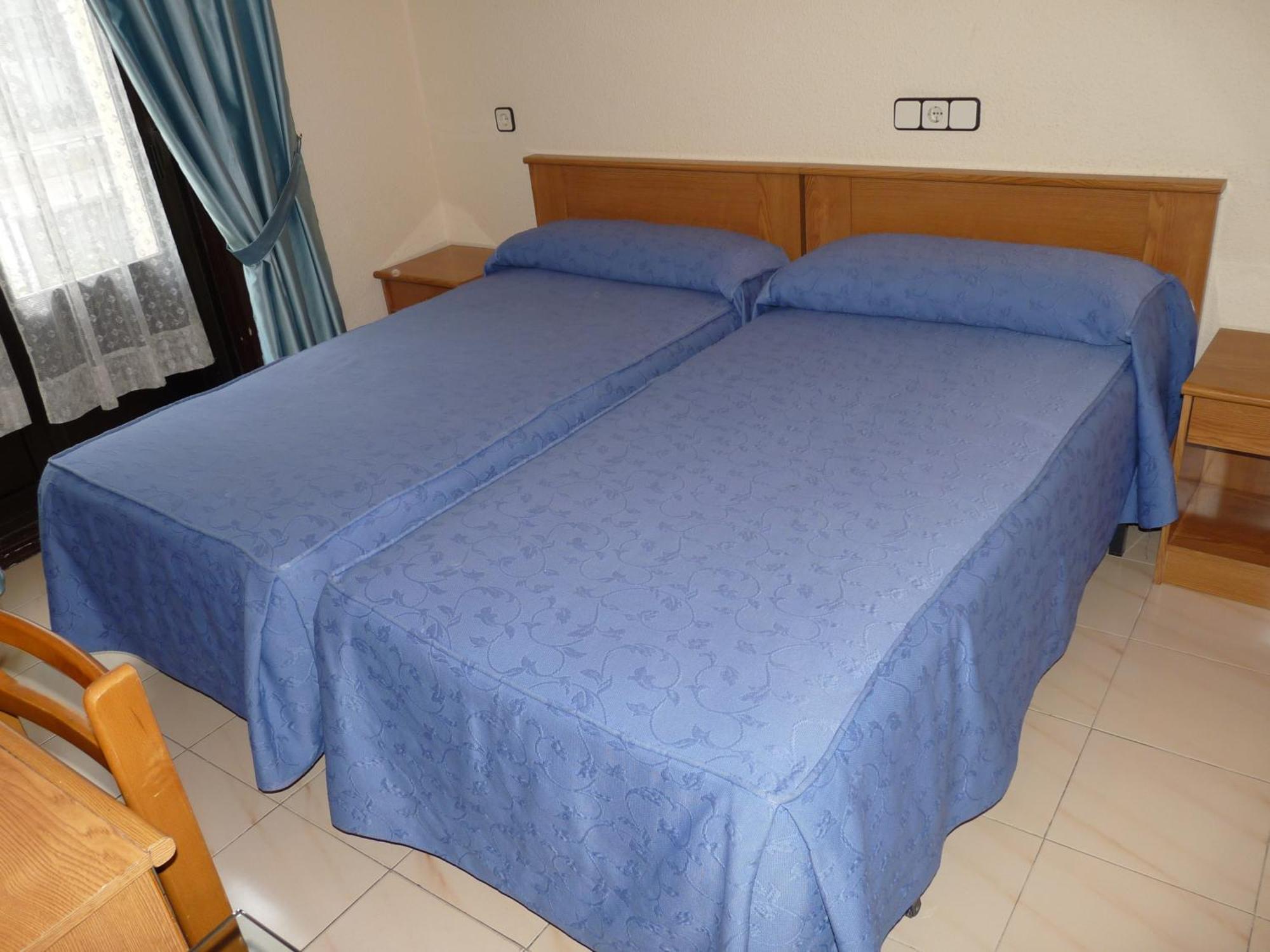 Hostal Fernandez Madrid Bagian luar foto