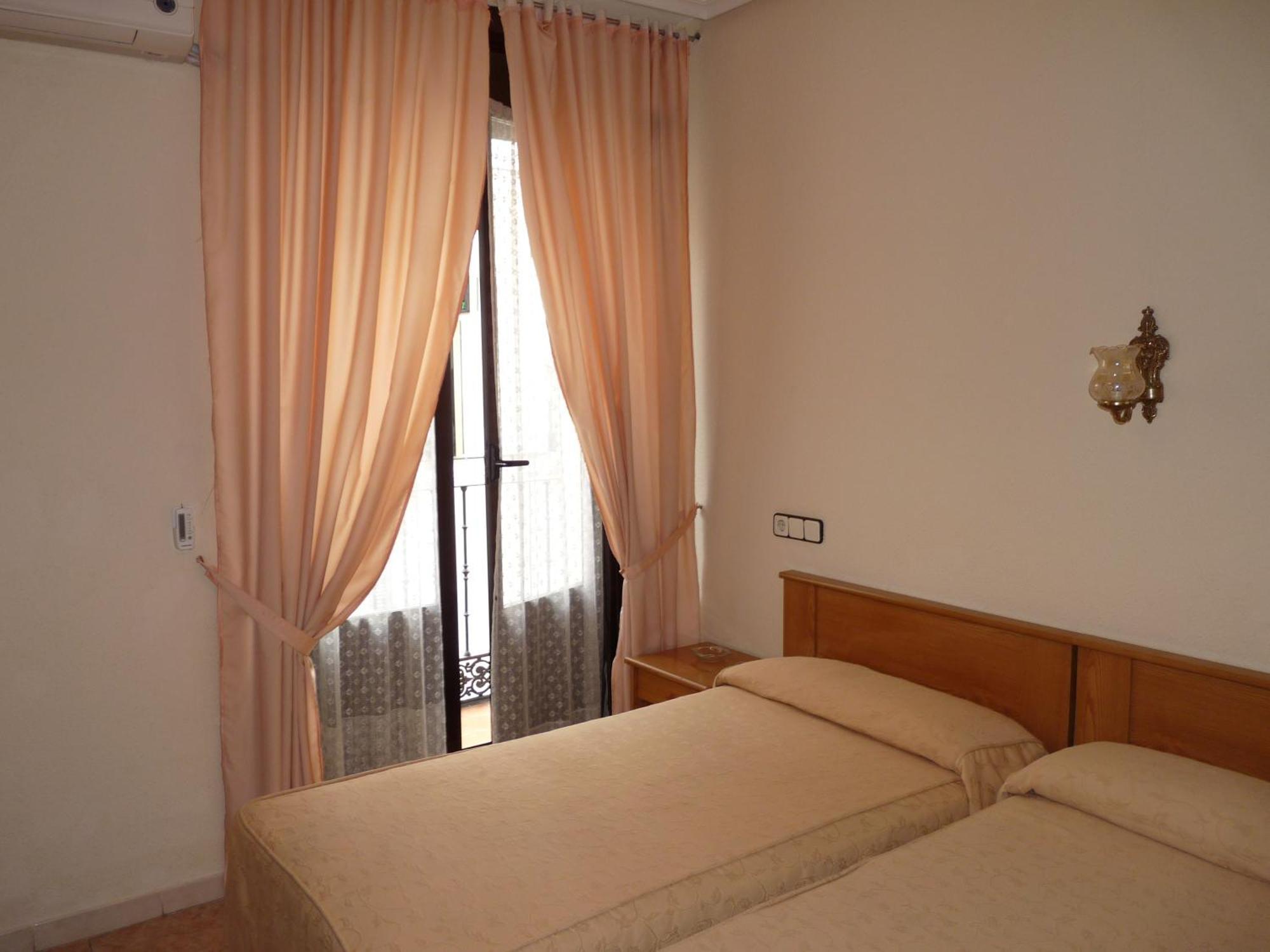 Hostal Fernandez Madrid Bagian luar foto