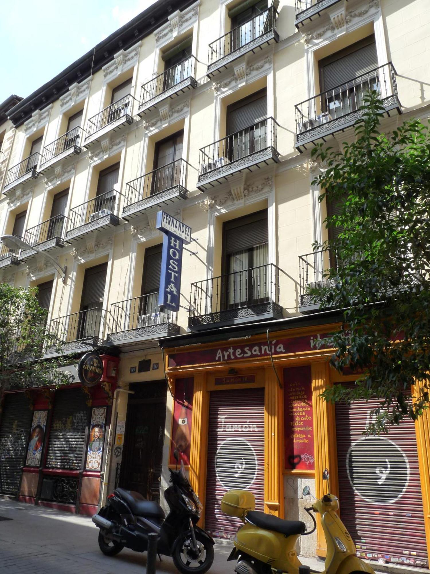 Hostal Fernandez Madrid Bagian luar foto