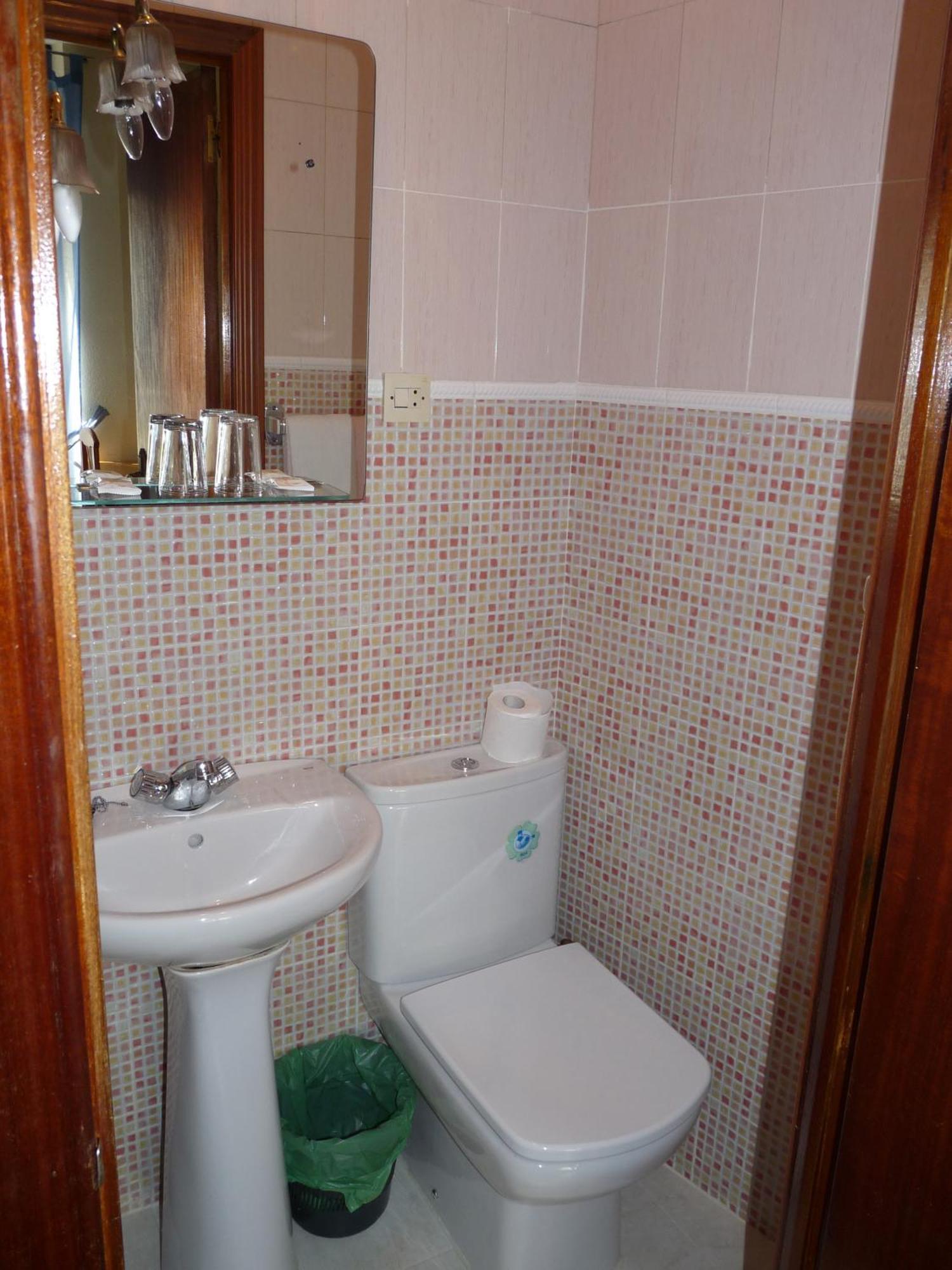 Hostal Fernandez Madrid Bagian luar foto