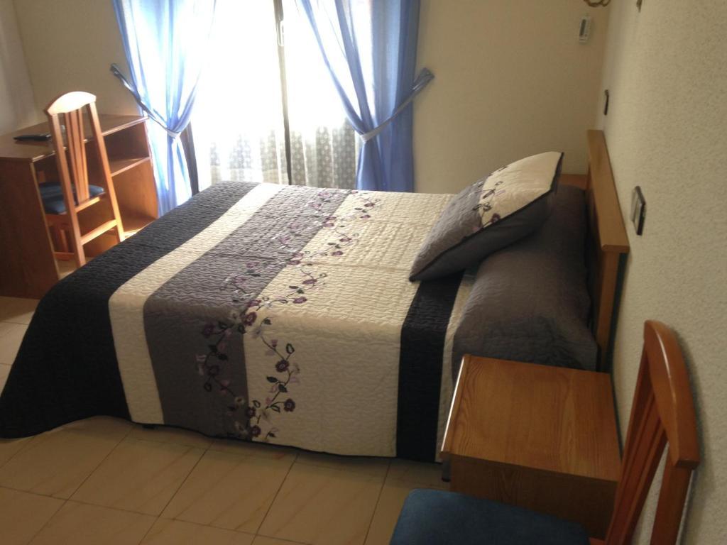 Hostal Fernandez Madrid Bagian luar foto